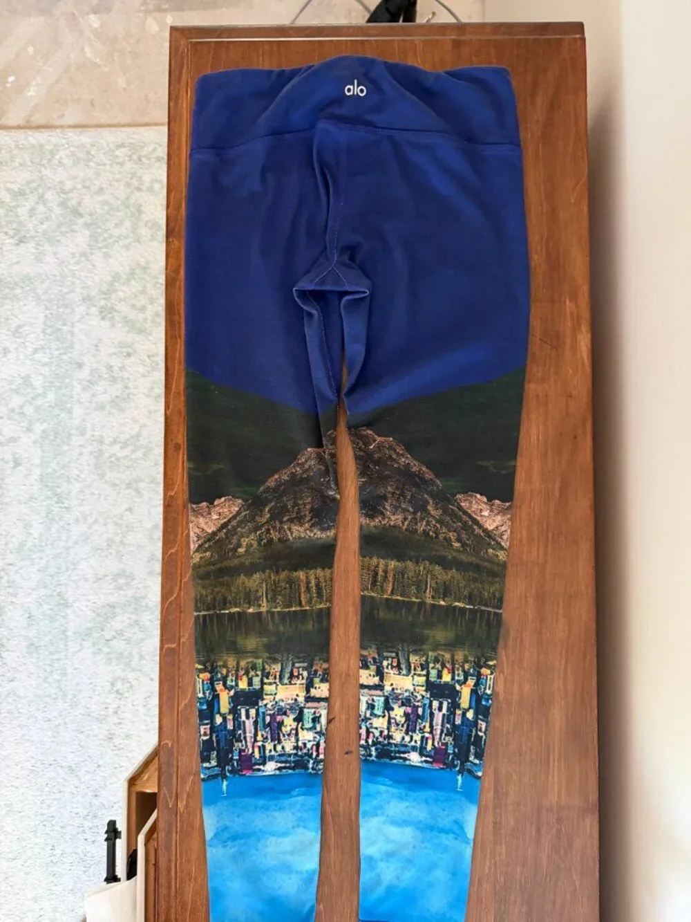 ALO Yoga Capri Leggings Size Medium Blue Mid High Rise Watercolor Full Length